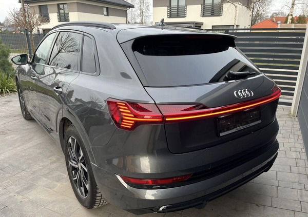 Audi e-tron cena 165900 przebieg: 16000, rok produkcji 2022 z Łódź małe 232
